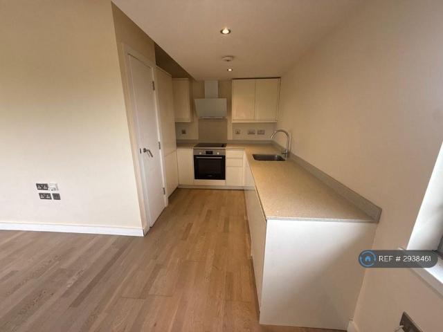 Flat for rent in Pachesham Park, Surrey