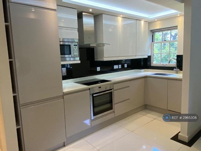 Flat for rent in Blackhills, Surrey
