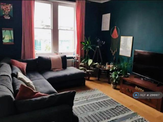 Flat for rent in London Borough of Merton, Collier's Wood