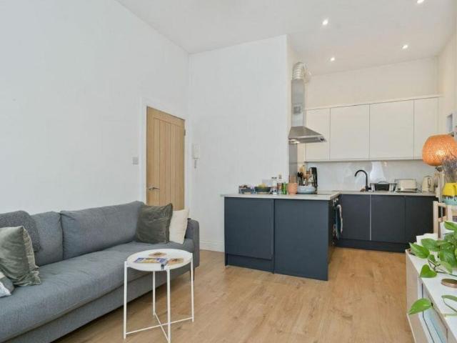 Apartment for rent in Hillside, Leith
