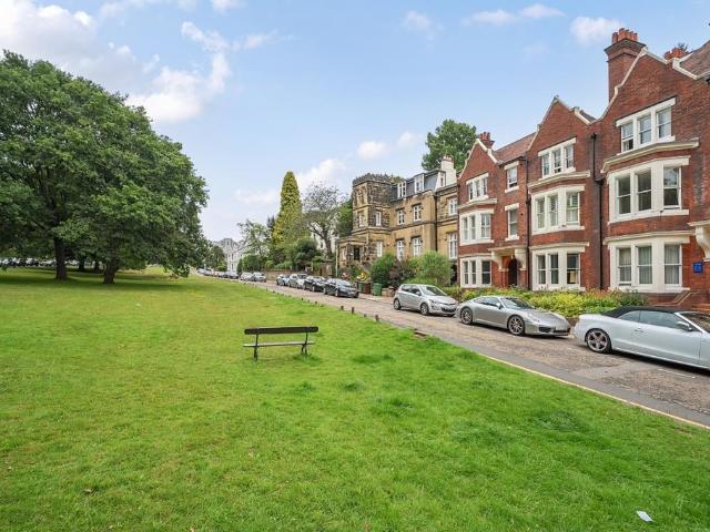 Flat for rent in Broadwater Down, Sandown Park