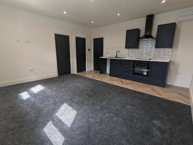 Flat for rent in Cimla, Neath