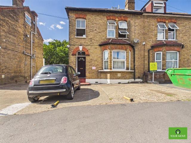 Flat for rent in Rush Green, Greater London