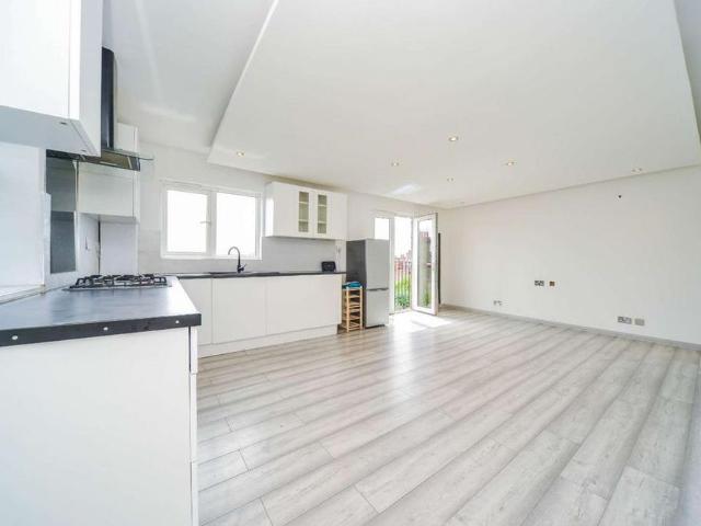 Apartment for rent in Furzedown, Greater London