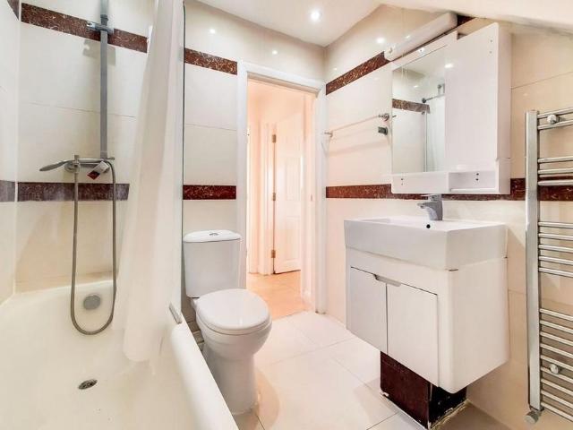 Apartment for rent in Lane, Greater London