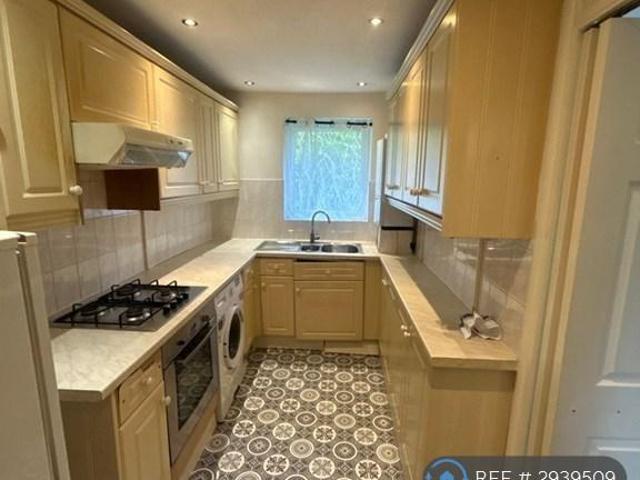 Flat for rent in Harold Hill, Greater London