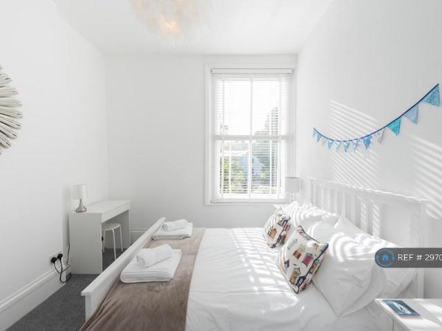Flat for rent in Upton, Acol