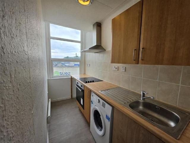 Apartment for rent in Moses Gate, Lee Bank