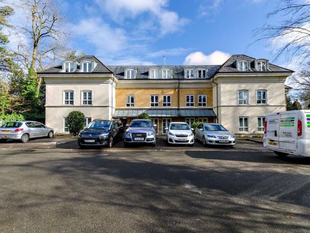 Apartment for rent in Horsell, Woking
