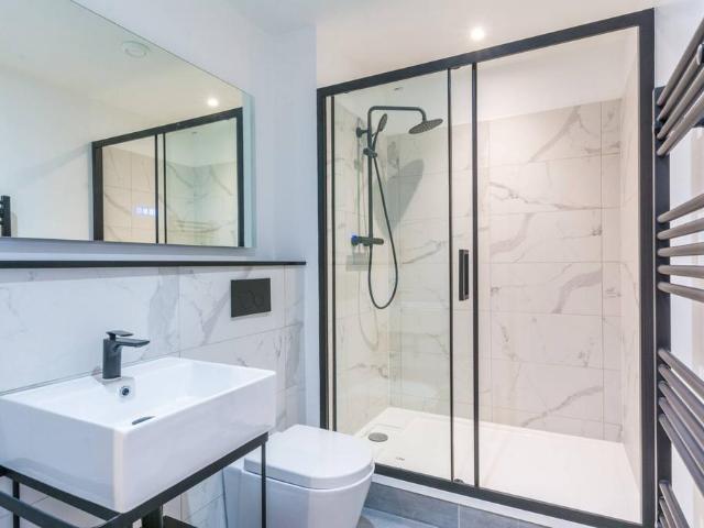 Flat for rent in London Borough of Merton, Merton Park