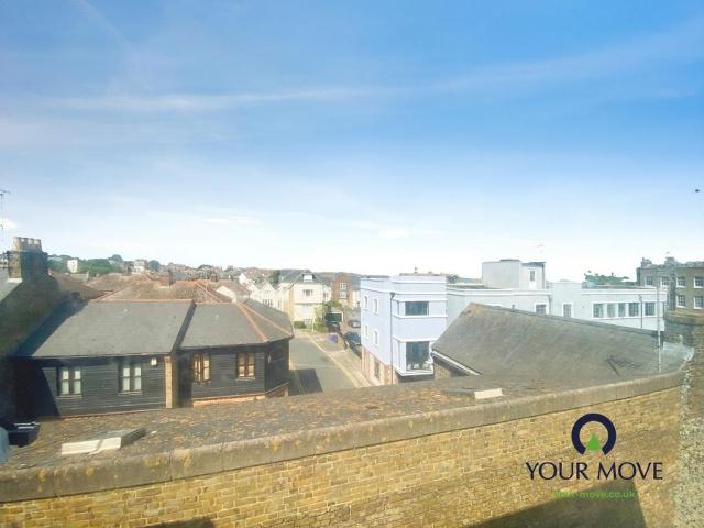 Flat for rent in Upton, Acol