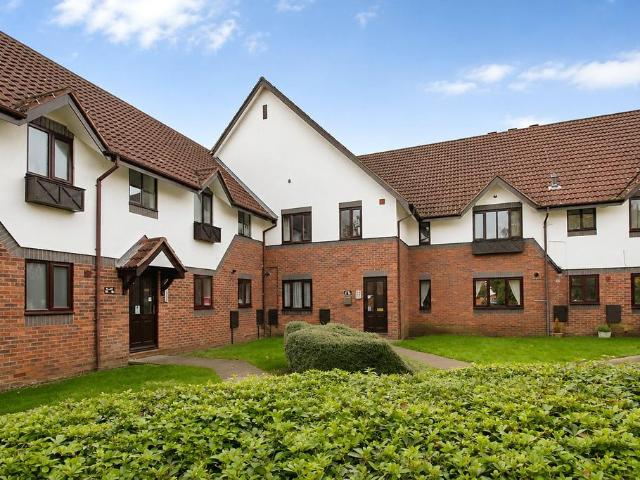 Flat for rent in Yiewsley, Greater London