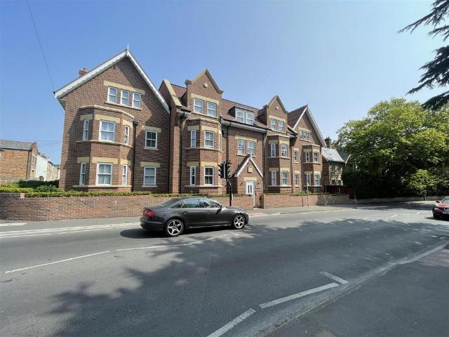 Flat for rent in Parkstone, Poole