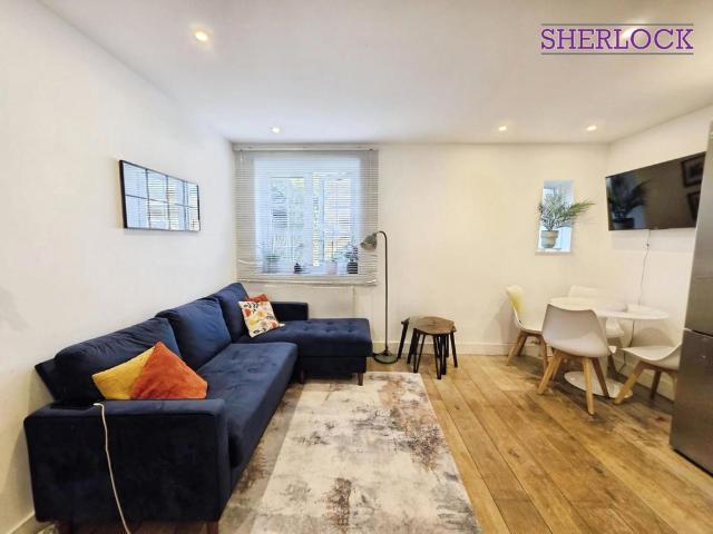 Flat for rent in London Borough of Ealing, Greater London