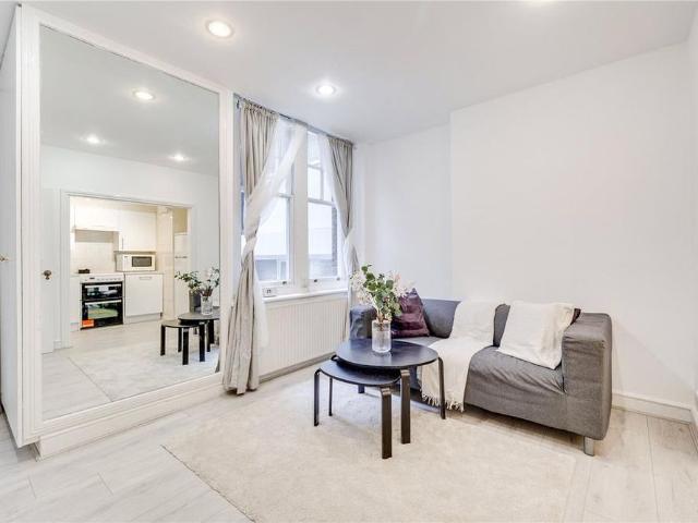 Apartment for rent in West Kensington, Greater London