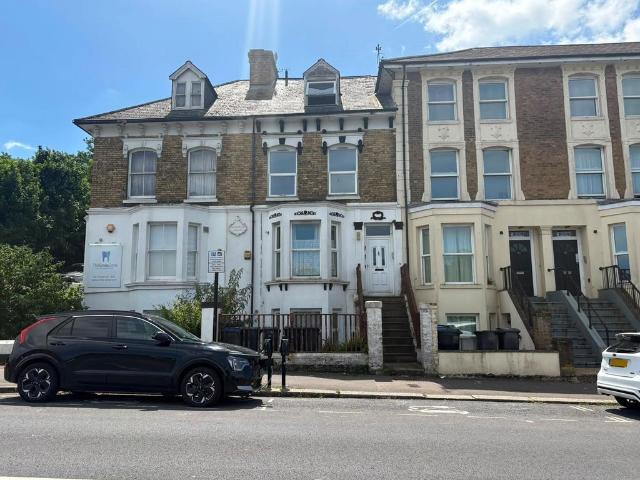 Flat for rent in Clarendon, Ash
