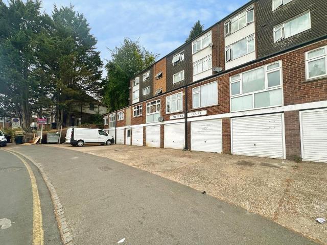 Flat for rent in Farley Hill, Spring Park