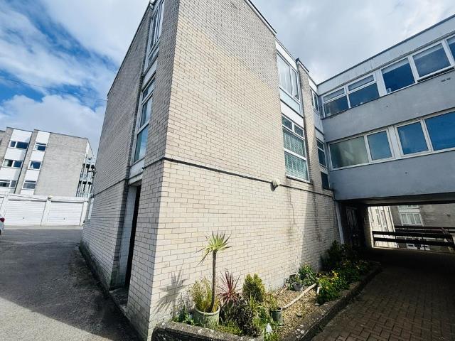 Flat for rent in The Knap, Barry