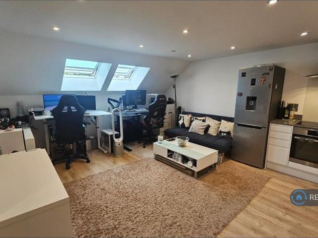 Flat for rent in Little Stanmore, Greater London