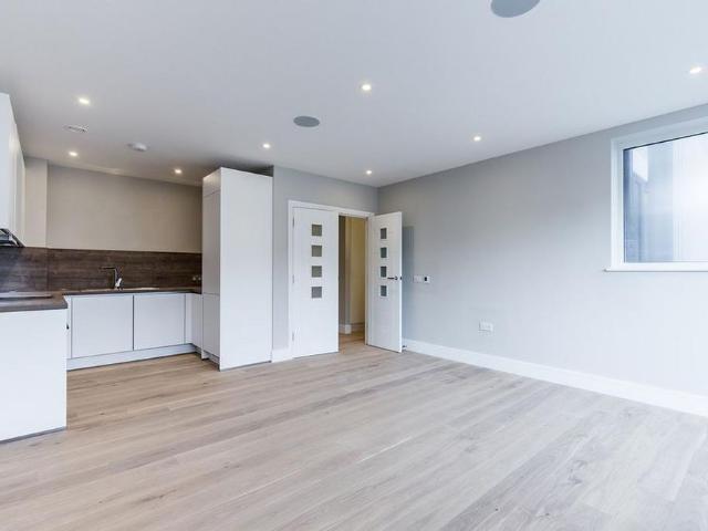 Apartment for rent in Longlands, Greater London