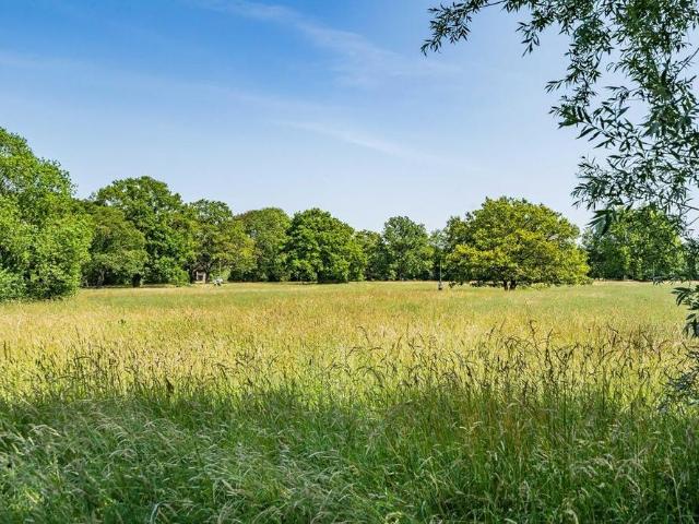 Apartment for rent in Pachesham Park, Surrey