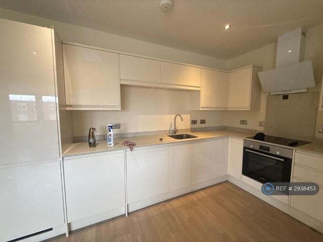 Flat for rent in Pachesham Park, Surrey