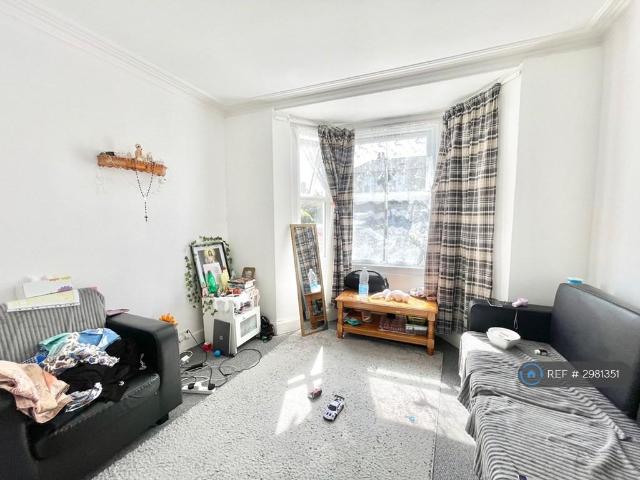 Flat for rent in London Borough of Hounslow, Greater London