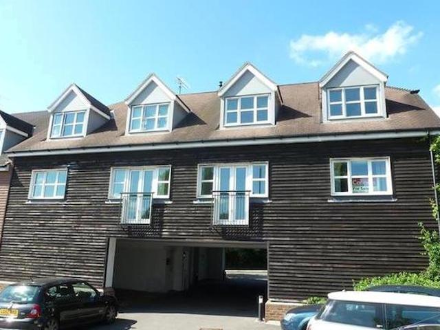 Flat for rent in Perryfields, West Sussex