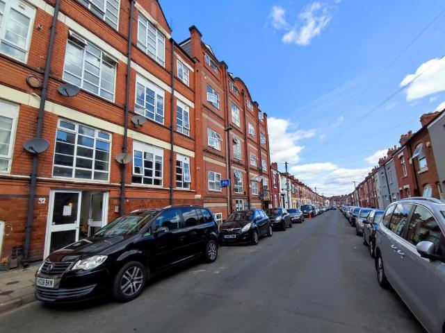Flat for rent in Spinney Hills, Old Wharf