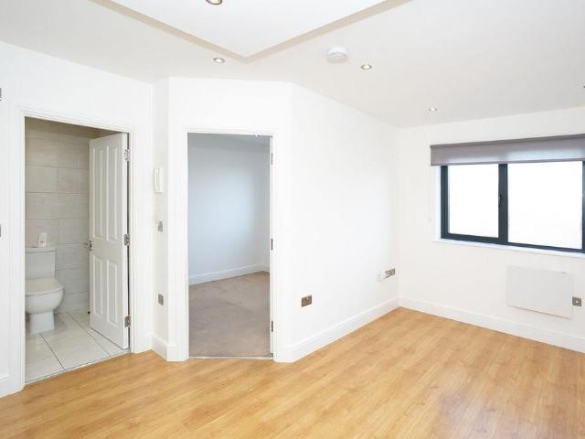 Flat for rent in The Image, Pouchen End