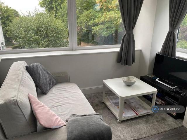Apartment for rent in Row Town, Surrey