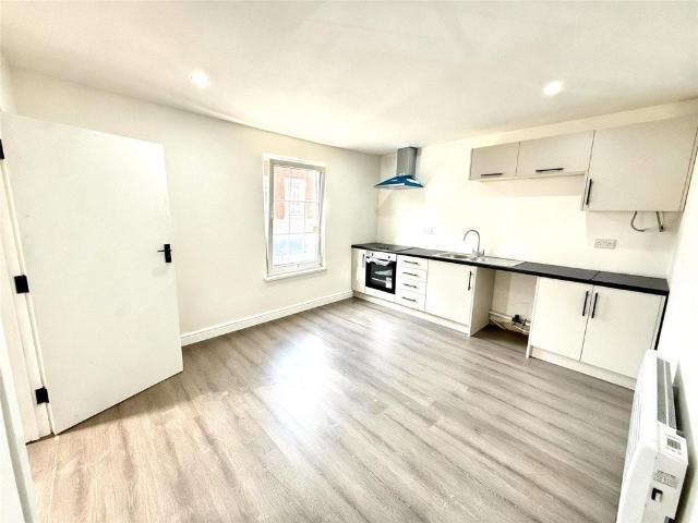 Flat for rent in Dixons Green, West Midlands