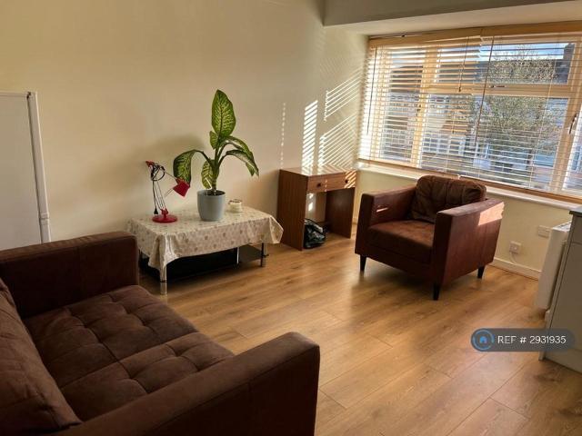 Flat for rent in London Borough of Ealing, Perivale