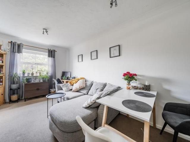 Apartment for rent in Sunbury, Surrey