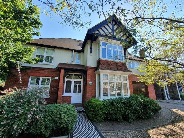 Flat for rent in Red Hill, Surrey