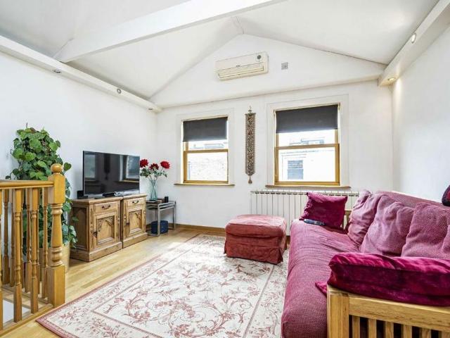 Apartment for rent in Strawberry Hill, Greater London
