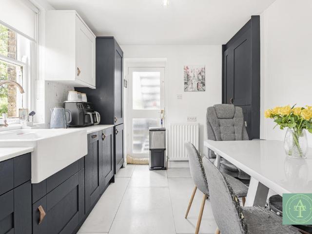 Flat for rent in Bush Hill Park, Greater London