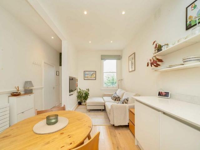 Apartment for rent in Brondesbury, Greater London