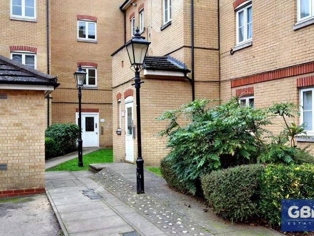 Flat for rent in Gidea Park, Greater London