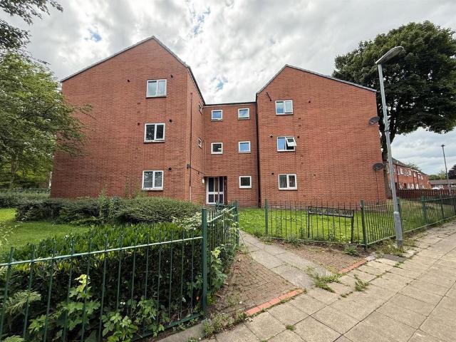 Flat for rent in Burnedge, Greater Manchester