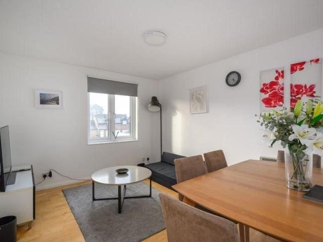 Apartment for rent in Swallowfields, Elmbridge