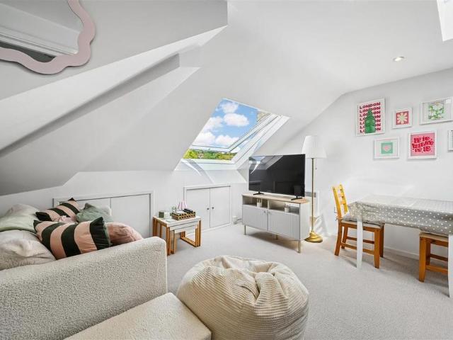Apartment for rent in Cottenham Park, Greater London