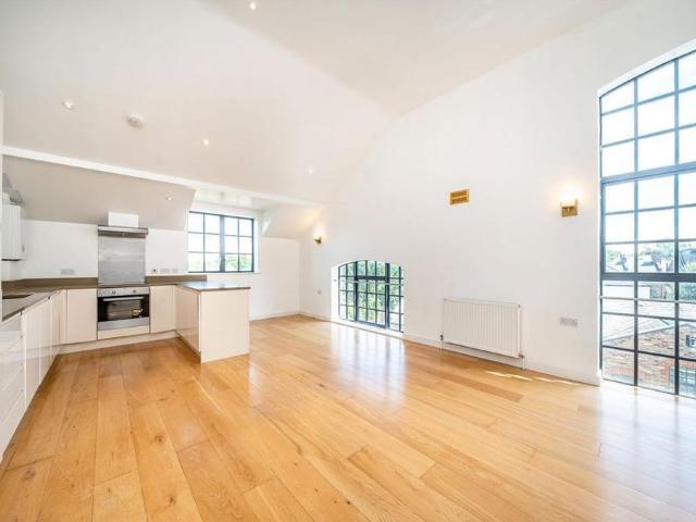 Apartment for rent in Strawberry Hill, Greater London