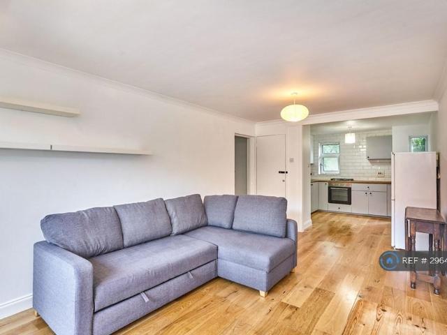 Flat for rent in London Borough of Merton, Raynes Park