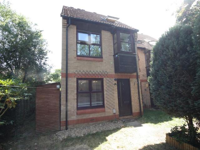 Flat for rent in Woking, Surrey