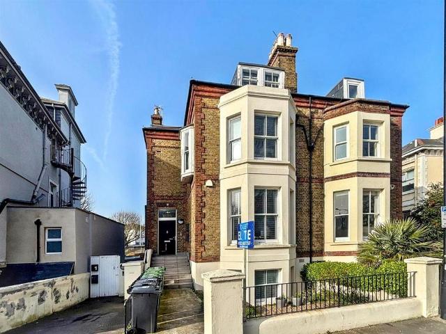 Flat for rent in Roselands, Eastbourne