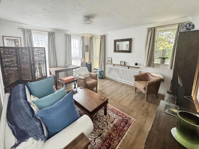 Apartment for rent in Row Town, Surrey