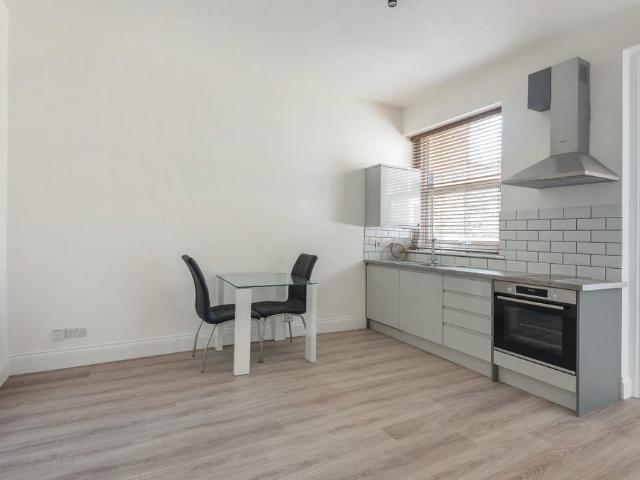 Flat for rent in London Borough of Ealing, Greater London