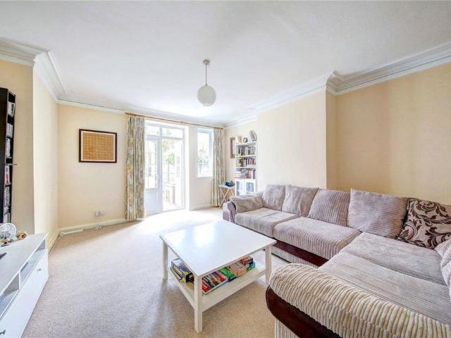 Apartment for rent in Cottenham Park, Greater London