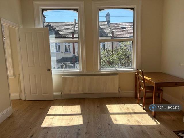 Apartment for rent in Furzedown, Greater London
